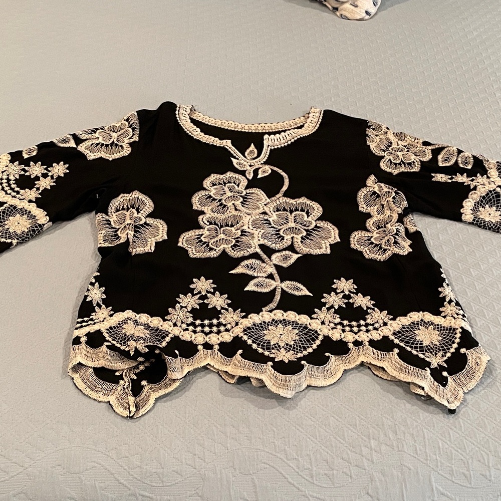 Black/tan embroidered tunic top